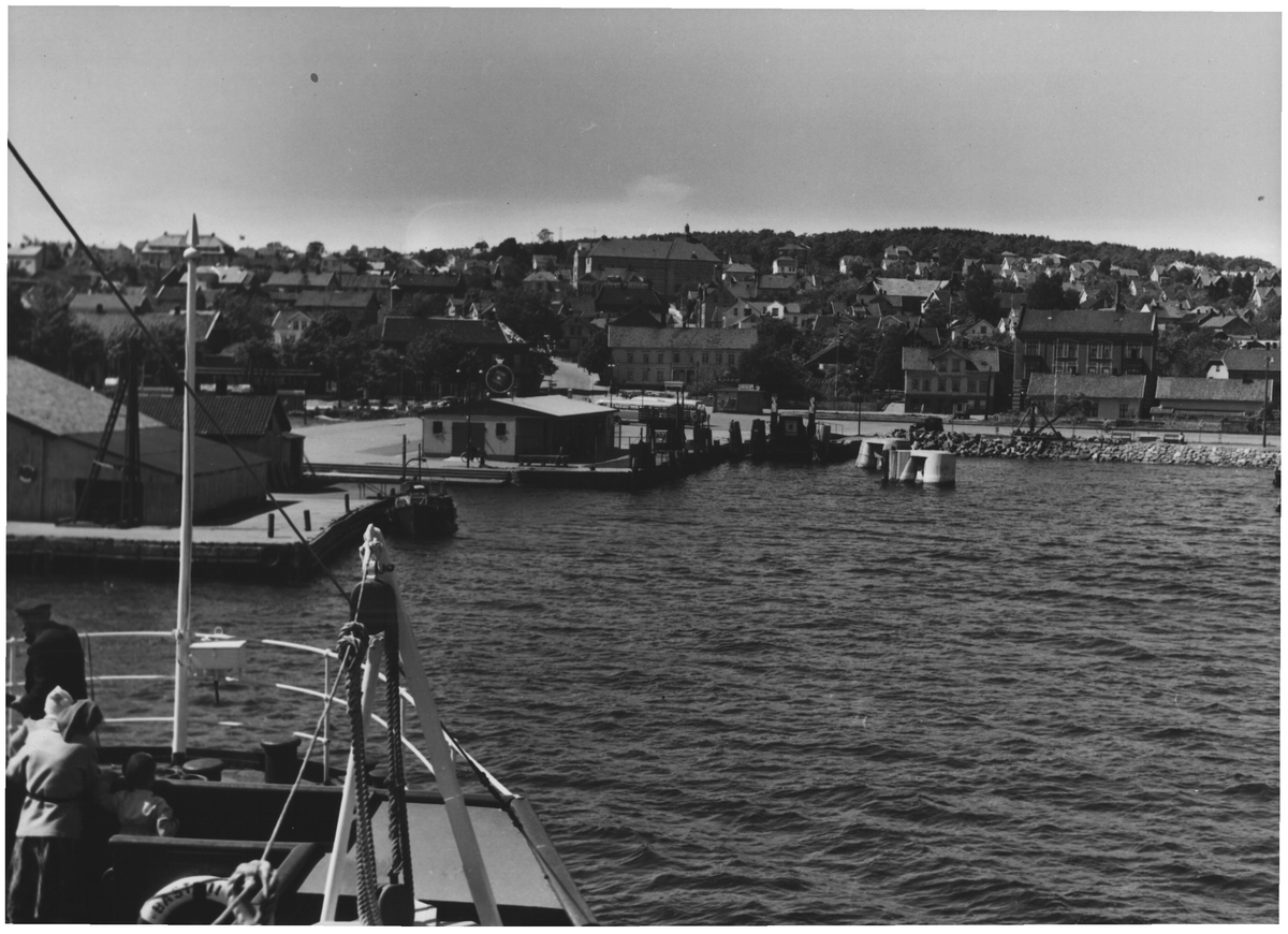 "Bastø II" legger inn til Horten (Pinsen 1952).