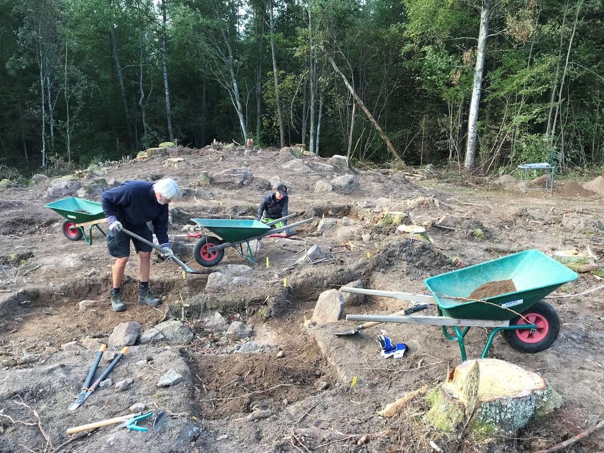 Två arkeologer gräver rutor i samband med den arkeologiska undersökningen vid stenåldersboplatsen L1970:2792 i Höreda socken i Eksjö kommun, Jönköpings län, hösten 2021.