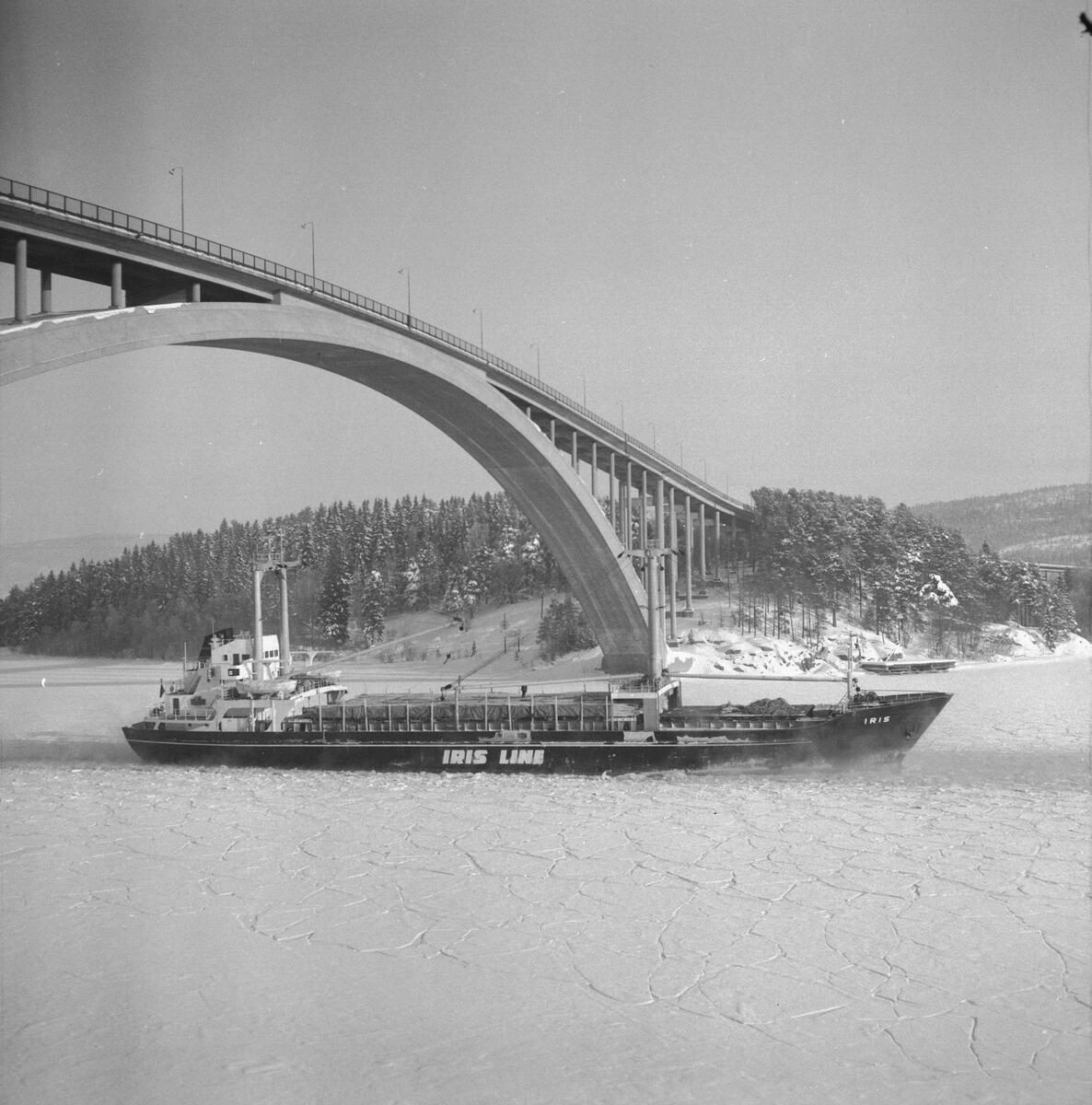 Fartyget Iris vid Sandöbron

