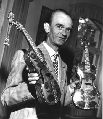 Øystein K. Rudi (1907 - 1982) med orginal Trondefele i høgrehanda og kopien i venstre, laga på oppdrag fra Musikkhistorisk Museum. Instrumentet består av 650 delar. (Foto/Photo)