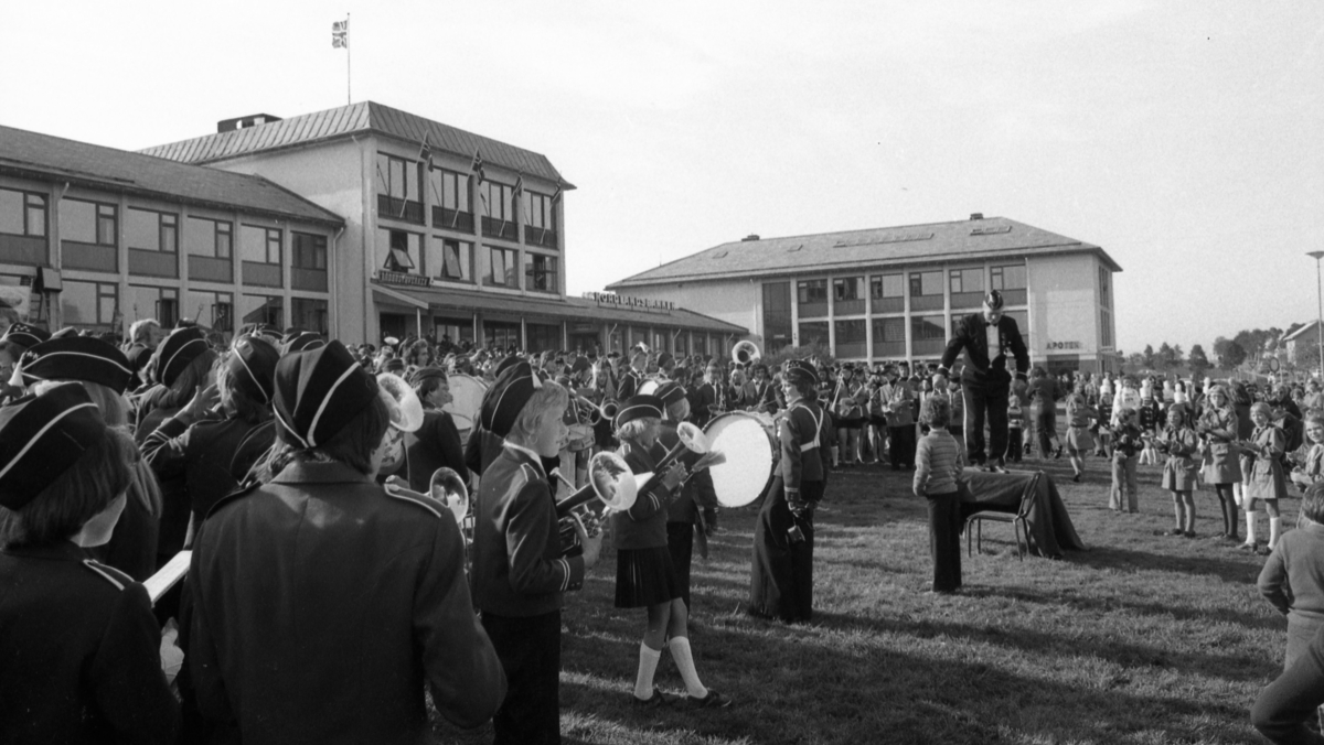 Sør-Troms og Vesterålens 19. skolemusikkstevne på Sortland 12. og 13 juni. 1976. Utenfor rådhuset på Sortland.