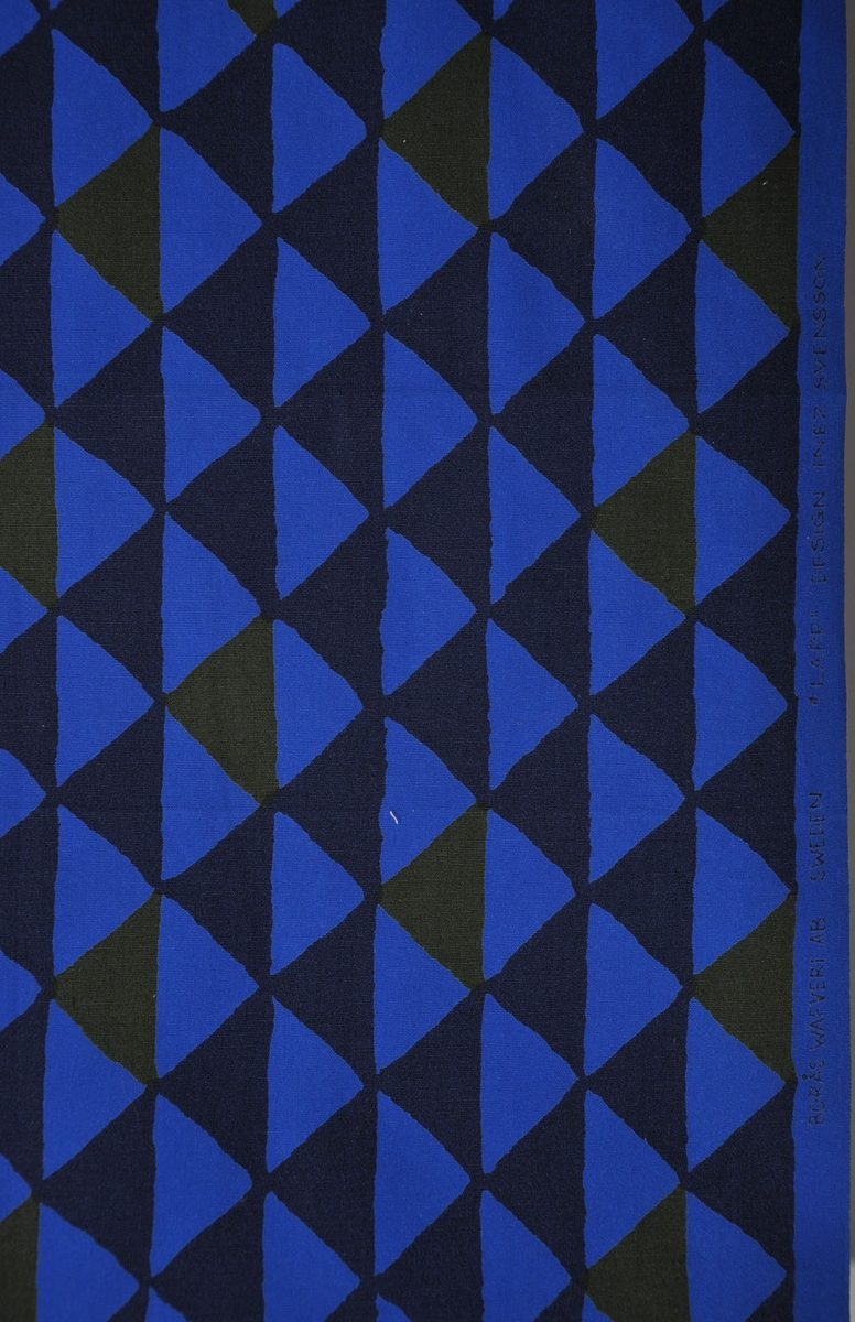 Bomullstyg, 1950-talet,
Vindtyg på 92 cm bredd. 
Design: "Lapp", design Inez svensson
Stående trianglar i mörlblått, ljusblått och olivgrönt.
Rapport 14,5 x 21 cm
Antal tryckfärger 3
Tvinnad varp och väft.