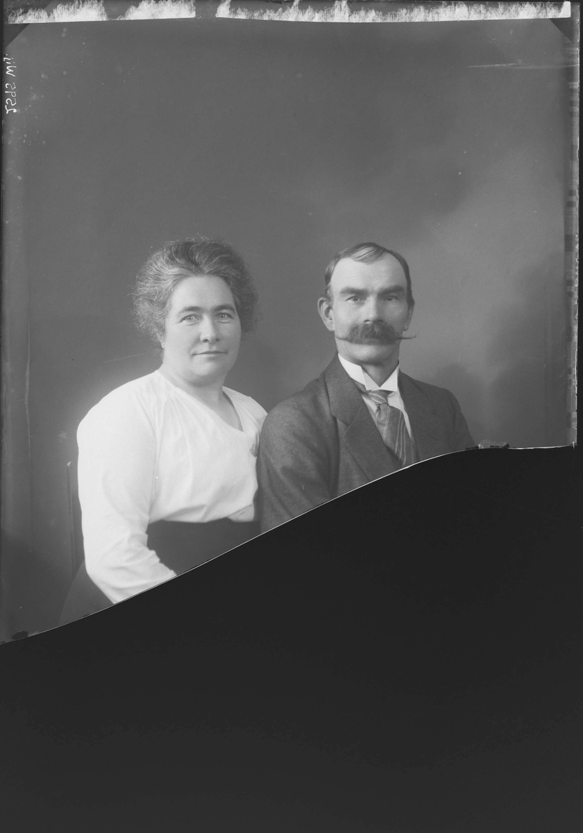 Fotografering beställd av Ekstam. Föreställer reparatören Gustaf Halvar Ekstam (1872-1937) och hans hustru Anna Sofia Borg (1878-1926).