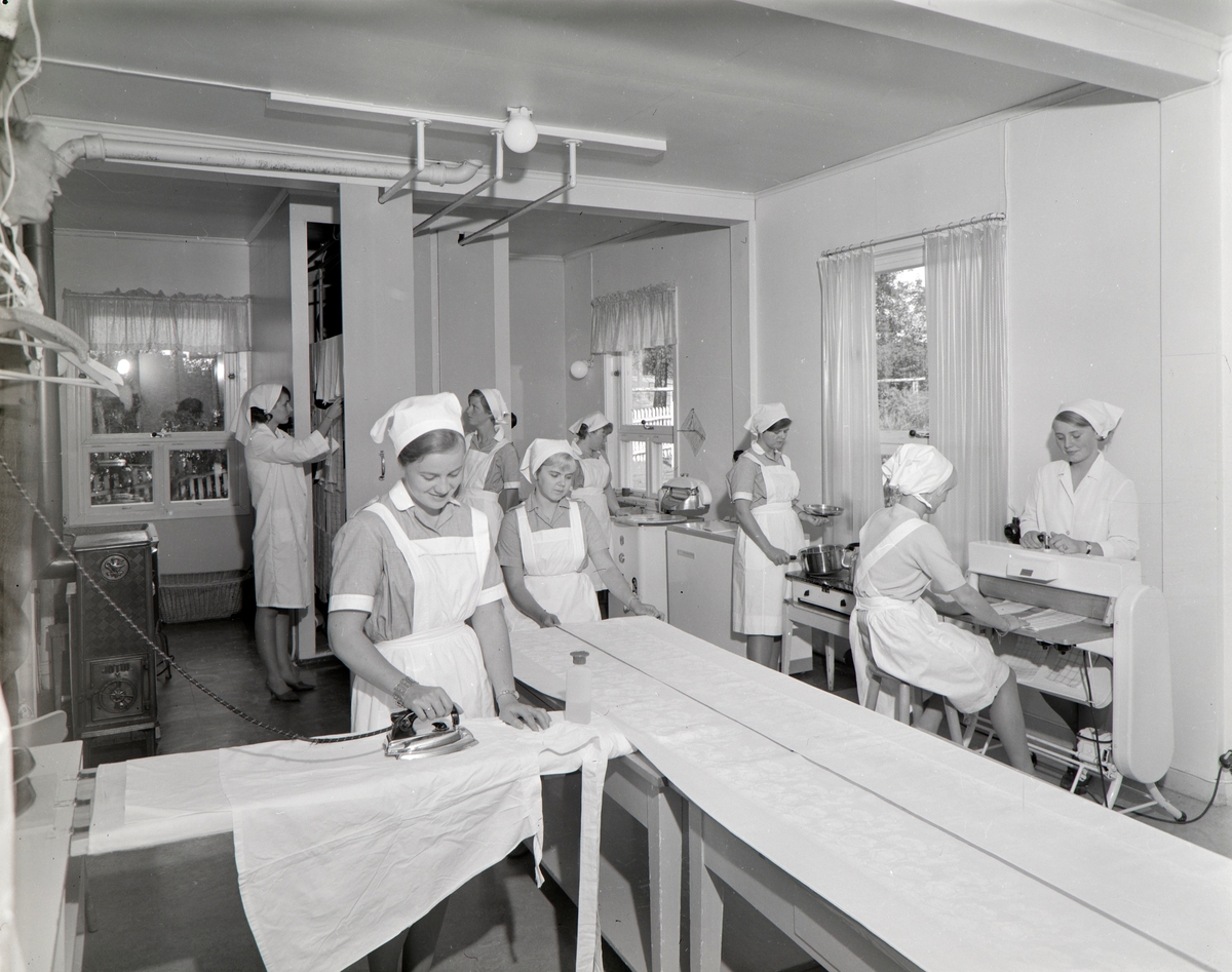 Bilder fra Hamar Husmorskole på Ny-Sagatun i Høyensalgata 70 - 72. på Hamar. Diverse hus arbeid. Strykejern.