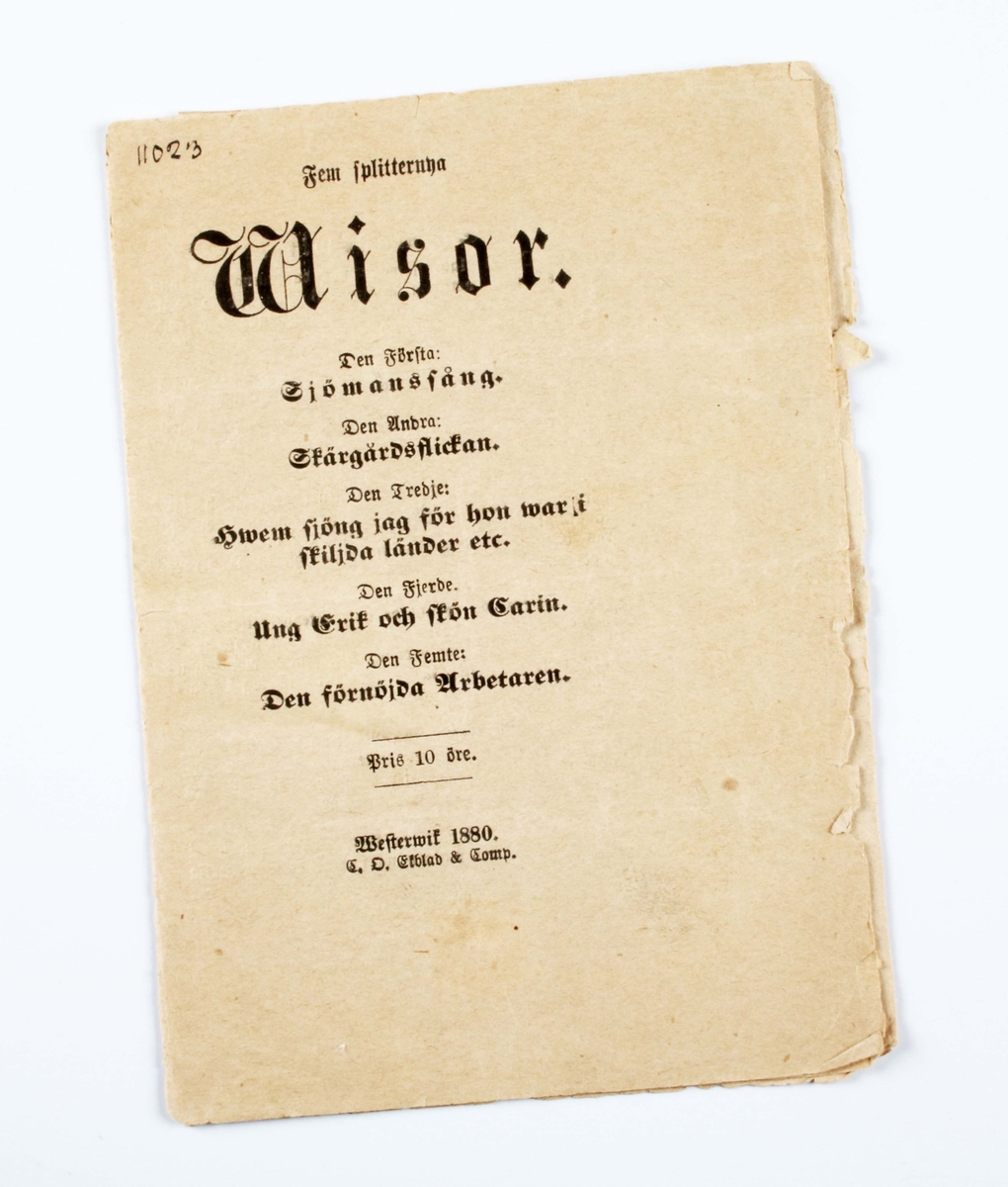 Fyrsidig liten folder, bestående av 2 lösa, vikta pappersblad. Framsidan med texten: "Fem splitternya Wisor..........."Tryckt hos C. D. Ekblad & Comp., Västervik. Bruksslitage.