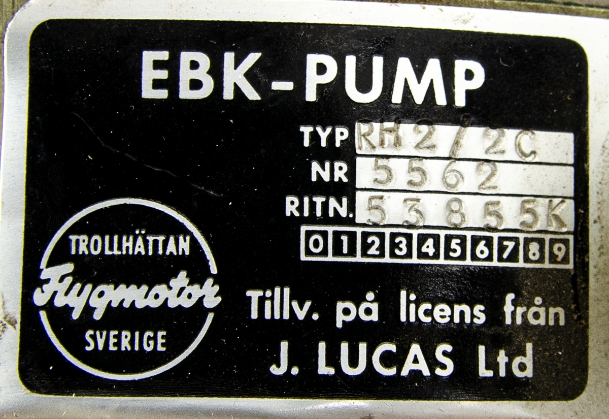 Bränslepump EBK, typ RH 2 / 2C. Ritningsnummer: 53855K. På bränslepumpen sitter ett tillhörande bränslefilter monterat, nummer: 1086000-1. Föremålet har en oregelbunden form med flera utskjutande delar med gula transportskyddsdetaljer. Tillhör flygplan A 32A, Lansen. Tillverkare är Flygmotor, Trollhättan, Sverige. Tillverkad på licens från J. Lucas L.T.D..