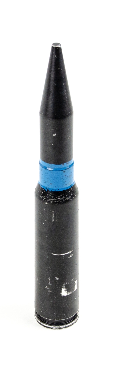 Patron m/75 Blind, 30 mm. Patronen är svartfärgad med en blå markering längs mitten av föremålet.