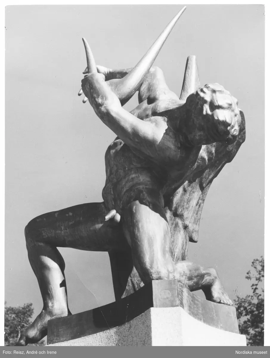 Statyn Genius eller också kallad Lyrspelande ängel från 1923 av Carl Milles  på Nedre terrassen, Millesgården, Lidingö.