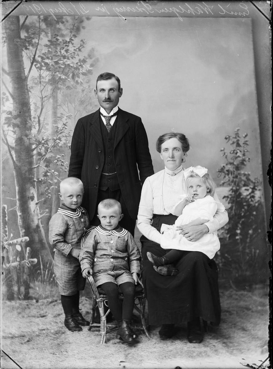Ateljéporträtt - familjen Wahlgren från Söderby, Östhammar 1919