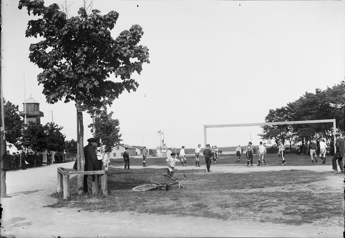 Fotbollsmatch på Sjötorget i Östhammar, Uppland