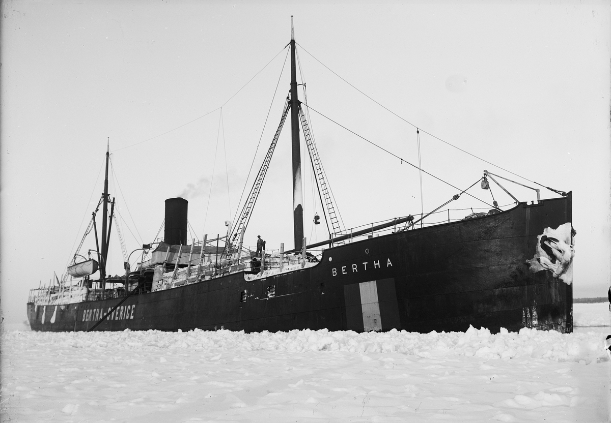Fartyg fast i isen vid Djursten, Gräsö, Uppland
