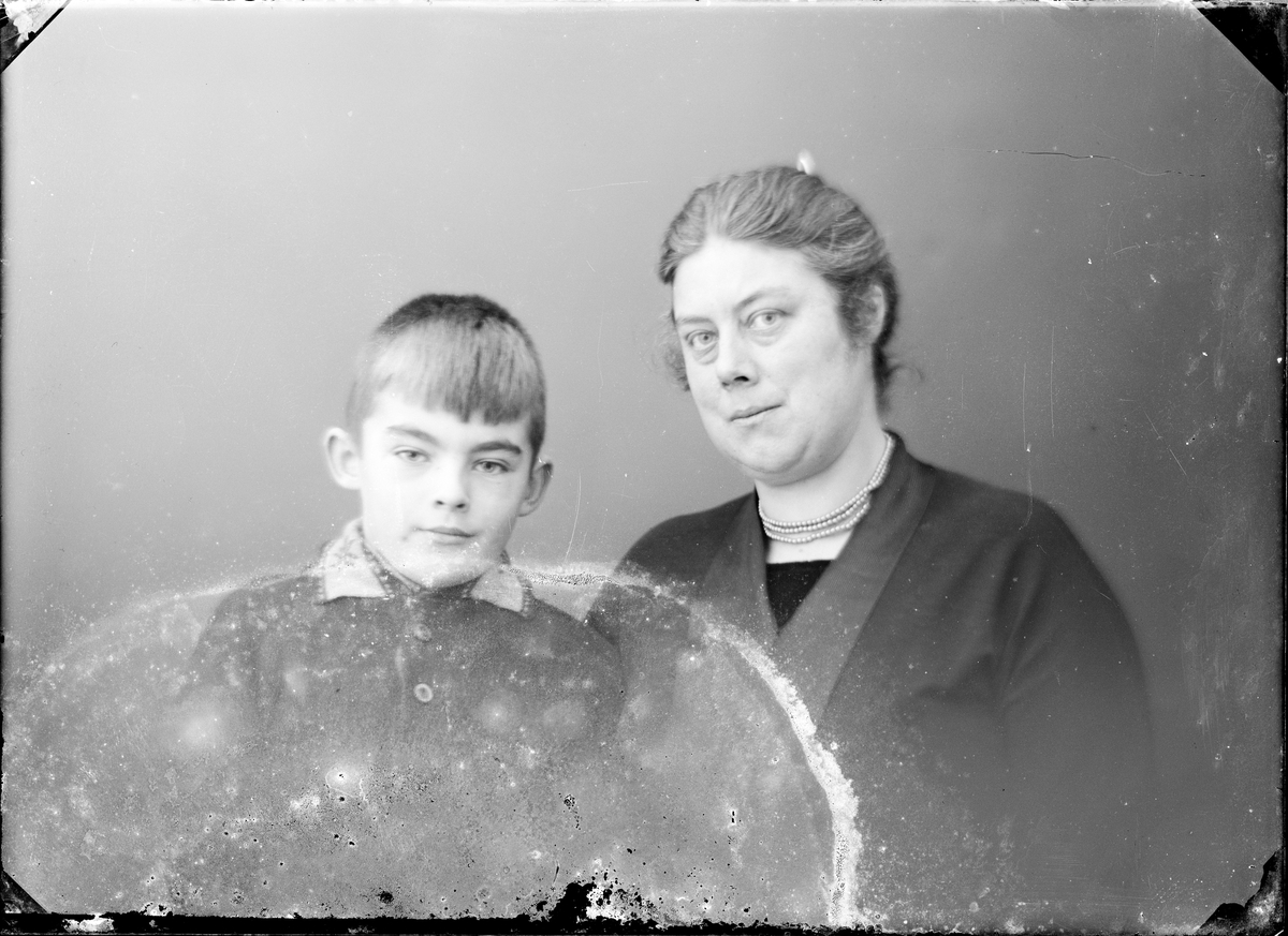 Ateljéporträtt - telefgrafkommissarie Frida Hjertstedt med sonen Erik, Östhammar, Uppland