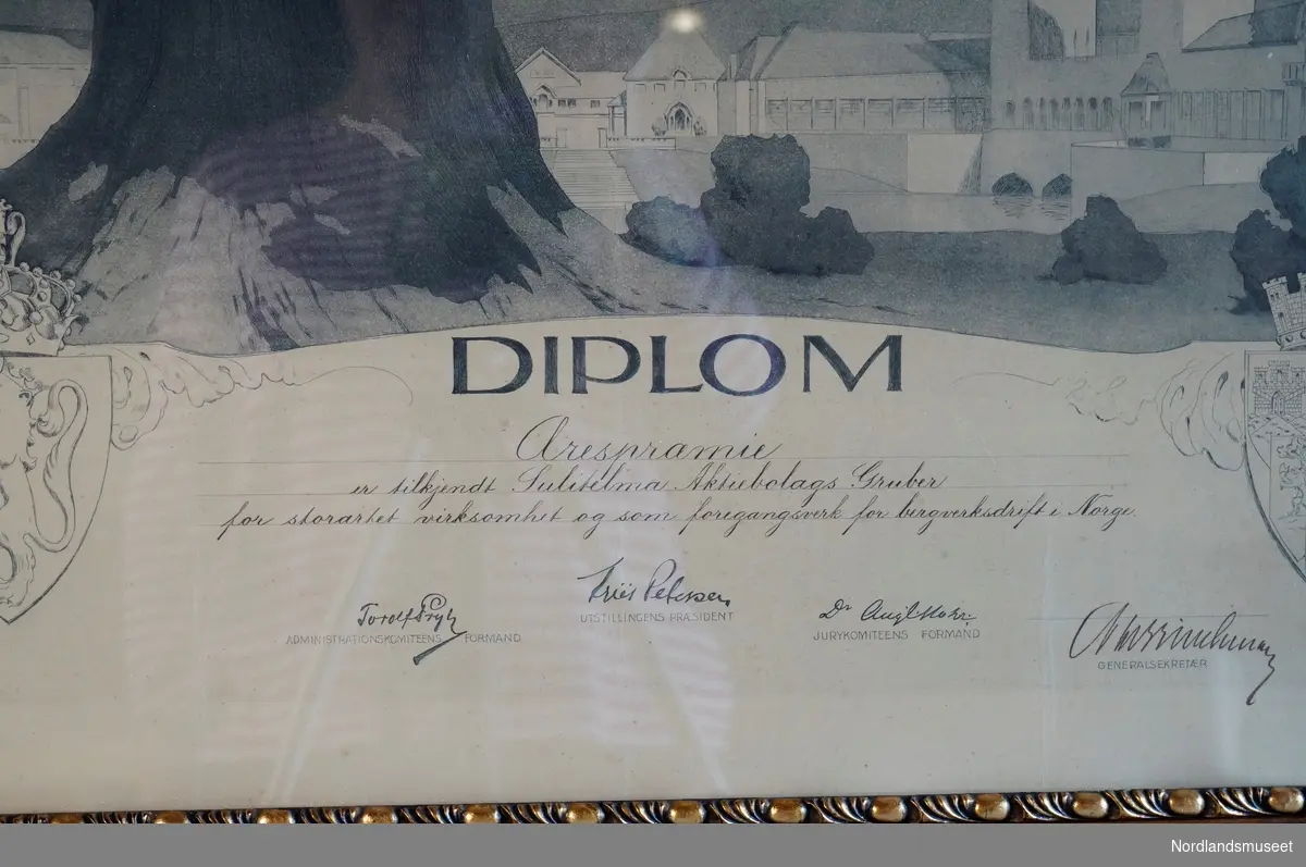 Æresdiplom fra jubileeumsutstilling i Kristiania i 1914. Diplomet er i på hvitt papir med illustrasjon og underskrifter i svart og gråtoner.