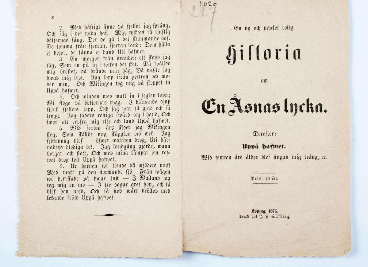 Folder med visor. Vikt pappersark som bildar fyra blad. Text på framsidan: "En ny och mycket rolig Historia om En Åsnas lycka". Tryckt hos J. F. Säfberg år 1876 i Köping.