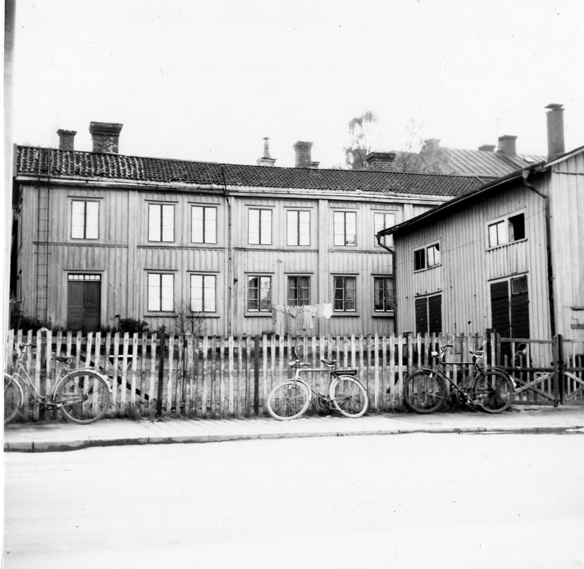 Bostadshus Uppförts av tunnbindaren Nilsson på 1860-talet. Lotskontoret har varit inrymt där. 
