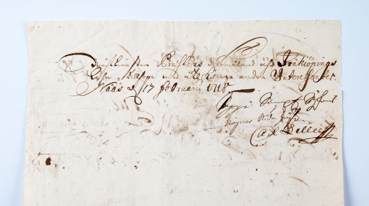 Rusttjänstlängd från år 1718 på hemman (bostad), som tillhört landshövding Berndt Mörner. Underskriven av överste Carl Lillie. Stort handskrivet pappersark som förvaras i folder.

"Upprättad förteckning, över varje hemmans skyldigheter mot staten, i utbyte mot skattelättnader". Rusttjänstlängd fördes i varje fögderi. (SAOB)