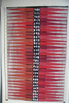 Skiss, grått, naturvitt, svart, röttl rödblått L 36 B 24,5
Två garnkartor finns.

Två vävda prov av draperi i HV-teknik. En röd/grå/svart variant och en brun/grå/vit färgställning.
Parti med stående ljusa kvardrater på mittpartiet med spetsformat mönster på sidorna. Gles tät tuskaftsbotten i lin.