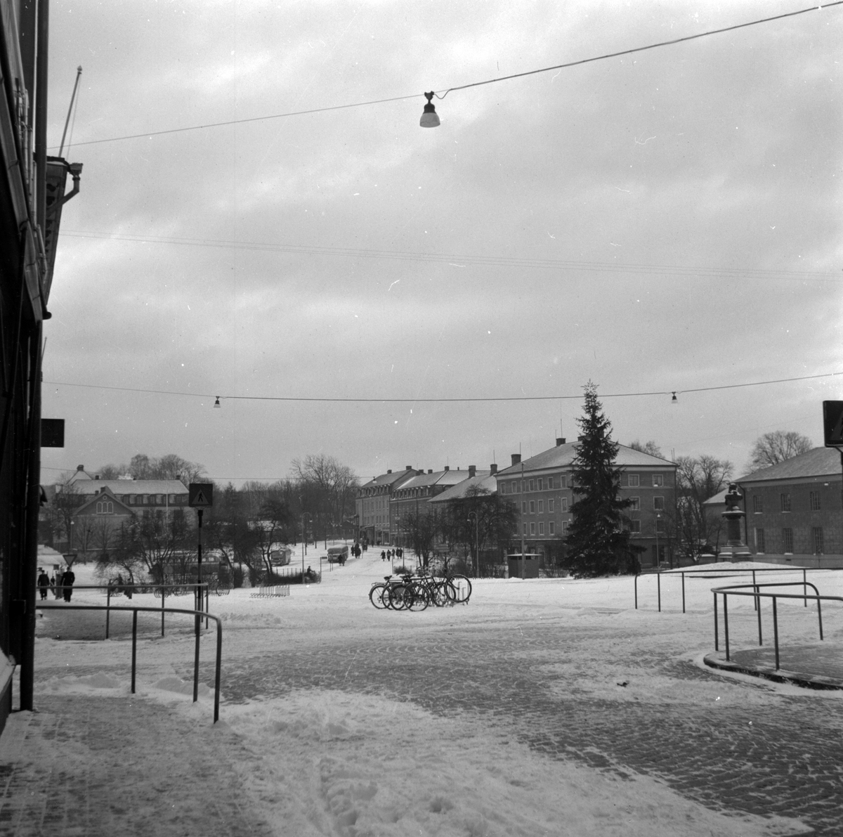 Vintervy från Torggatan ned över Stora torget. 1940/50