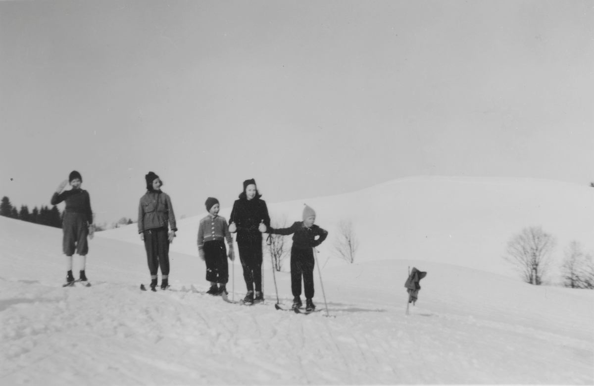 Barn på skitur på Kyken i Gjerdrum