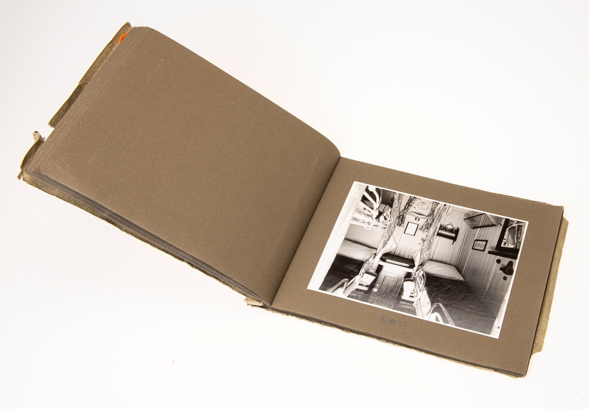 Fotoalbumet inneholder 21 svart-hvitt fotografier av interiøret på hurtigruteskipet D/S Håkon VII. Alt fra spisesaler, til toalett, korridorer, kjøkken og lugarer er avbildet. Fotografiene er tatt i Bergen av fotograf Hareide. Albumet er på totalt 42 sider.