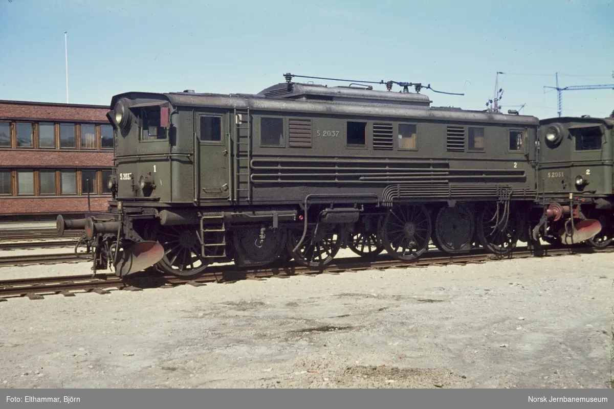 Utrangerte elektrisk lokomotiver type El 5 nr. 2037 og 2051 på NSBs verksted på Grorud