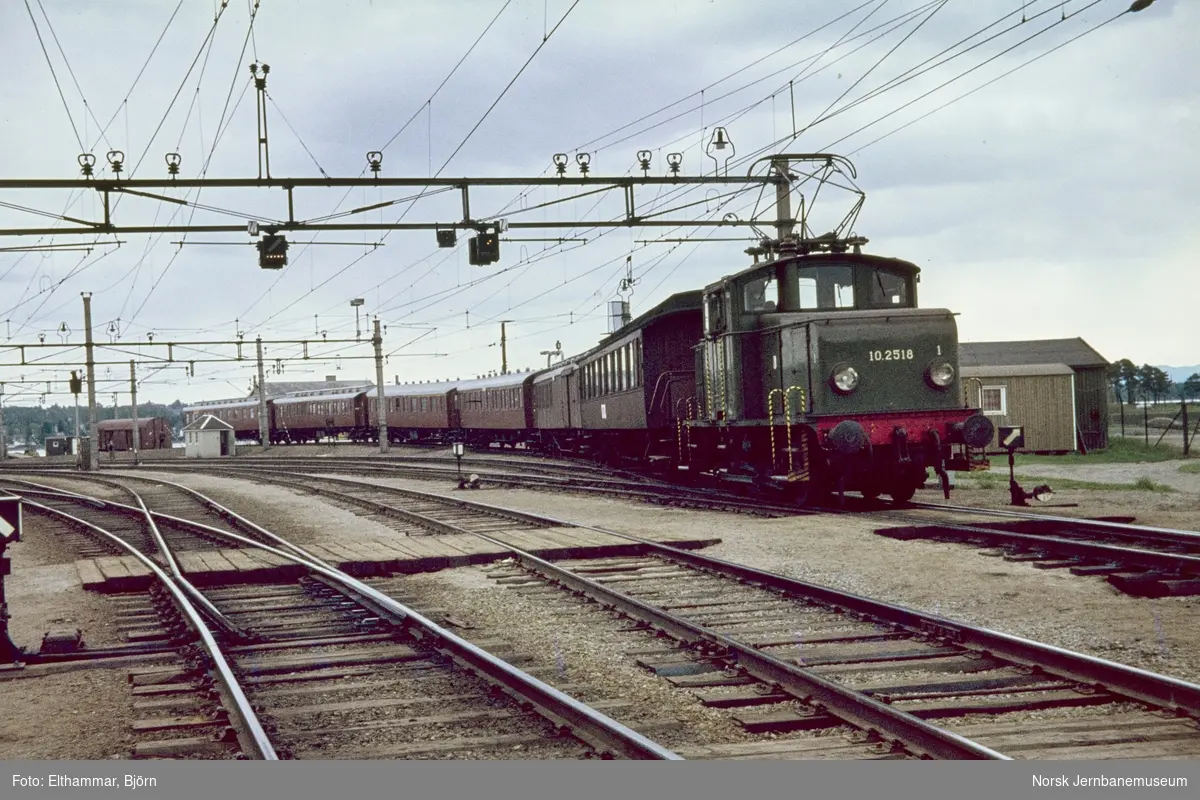 Elektrisk lokomotiv El 10 nr. 2518 i skiftetjeneste på Hamar stasjon