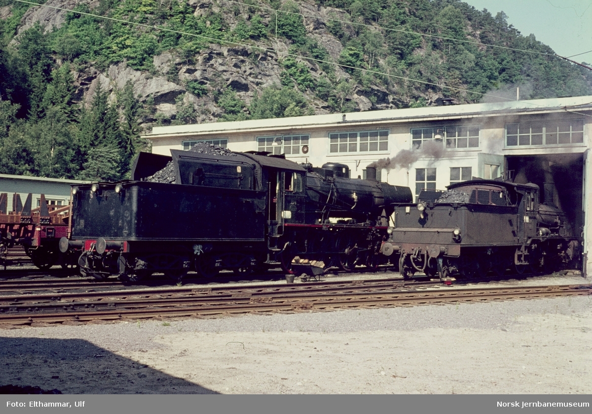 Damplokomotiv type 30a 274 og 18c 226 utenfor lokomotivstallen ved Krossen ved Kristiansand