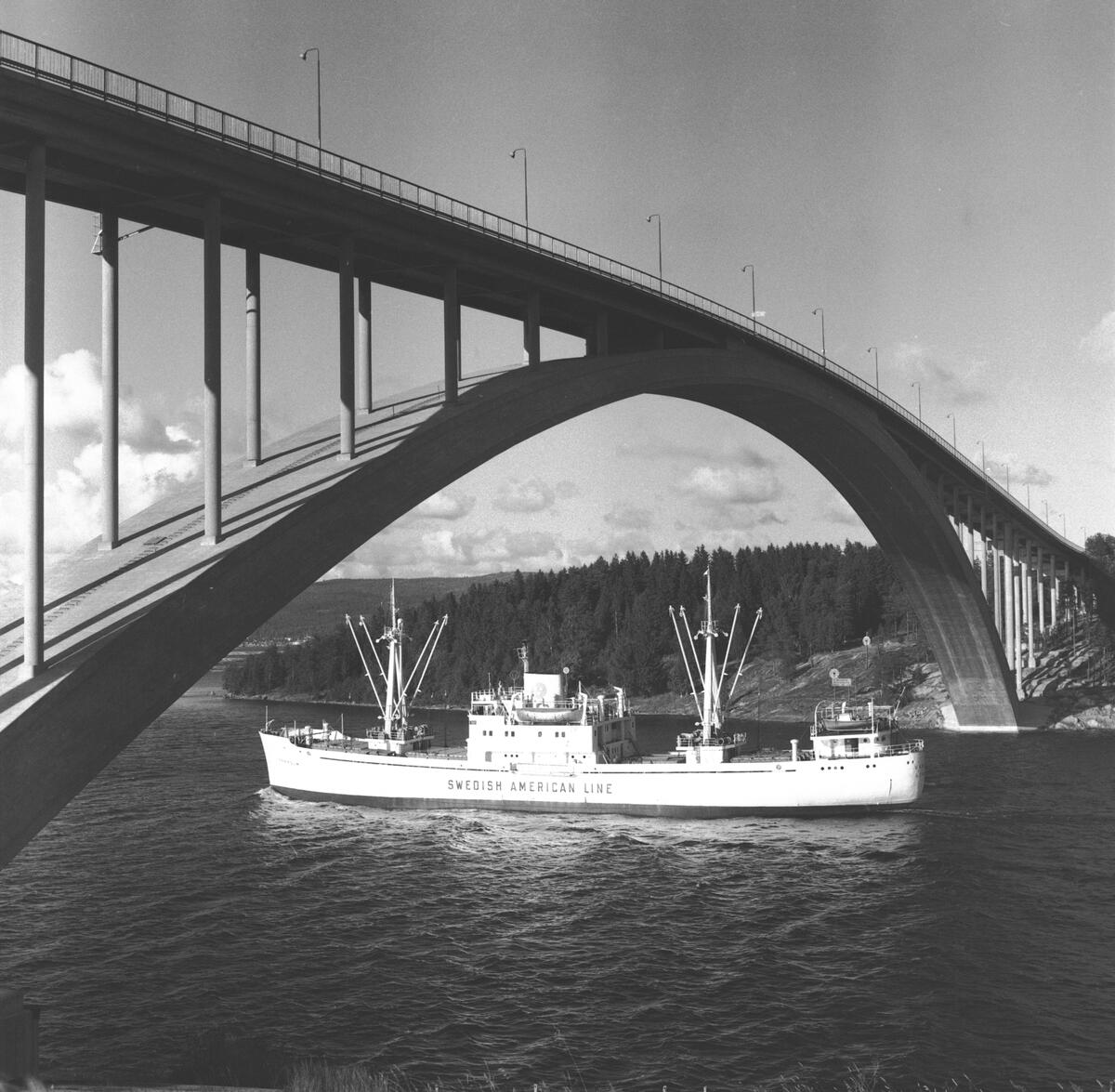 Fartyget Vaxholm vid Sandöbron
