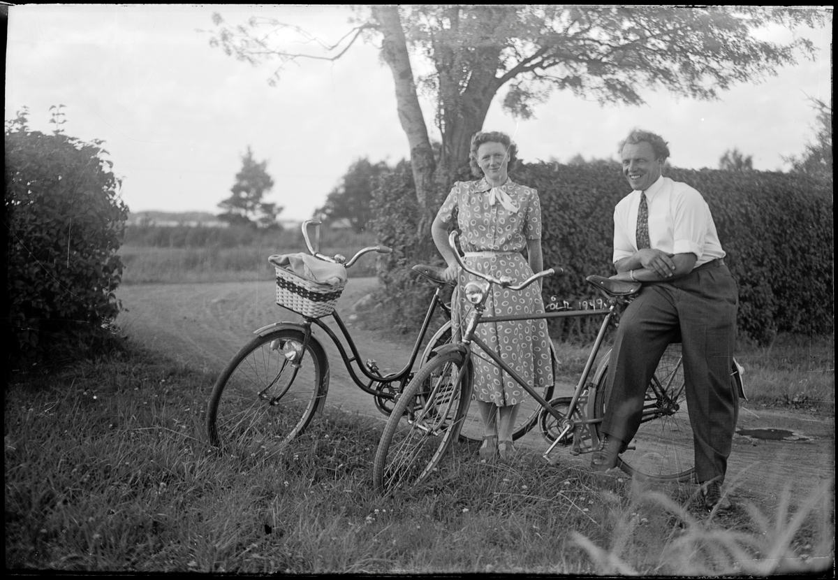 Man och kvinna med sina cyklar