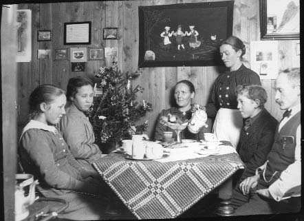 Familie rundt kaffebordet, juletre, S-Tr. lag. 
