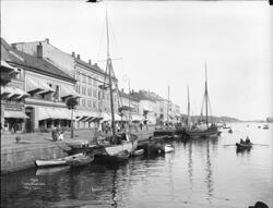 Prot: Arendal - Strandgaten med havnen 10. Juni 1903
