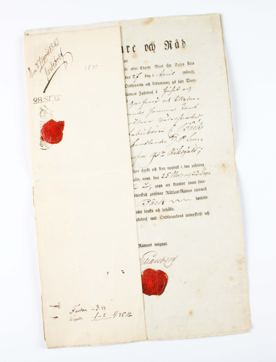 Fastebrev från 27 april 1840. Gällande tomt nummer 312 i Borås stad. Grågrönt, vikt pappersark, med tryckt och handskriven svart text. Utfärdat på Rådhus-Rättens vägnar och stämplat med rött lacksigill.
