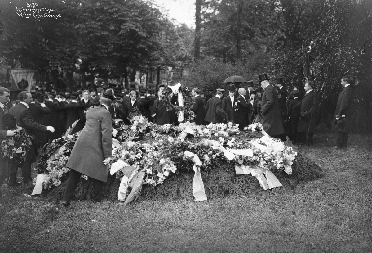 Studenter legger krans på Henrik Ibsens gravplass på Vår Frelsers gravlund i Oslo 1. juni 1906.