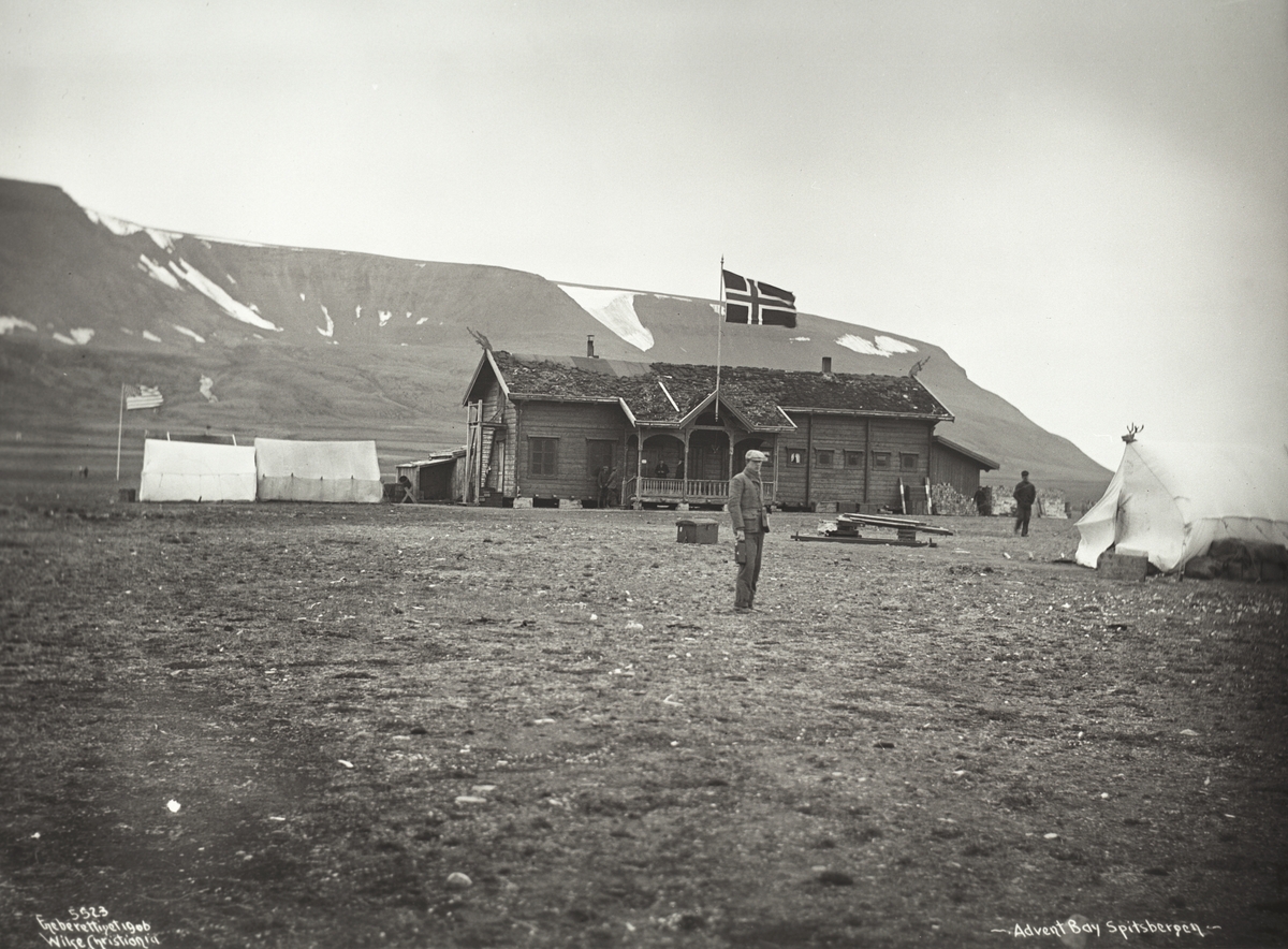 Turisthytte i Adventfjorden. Fotografert 18. august 1906.