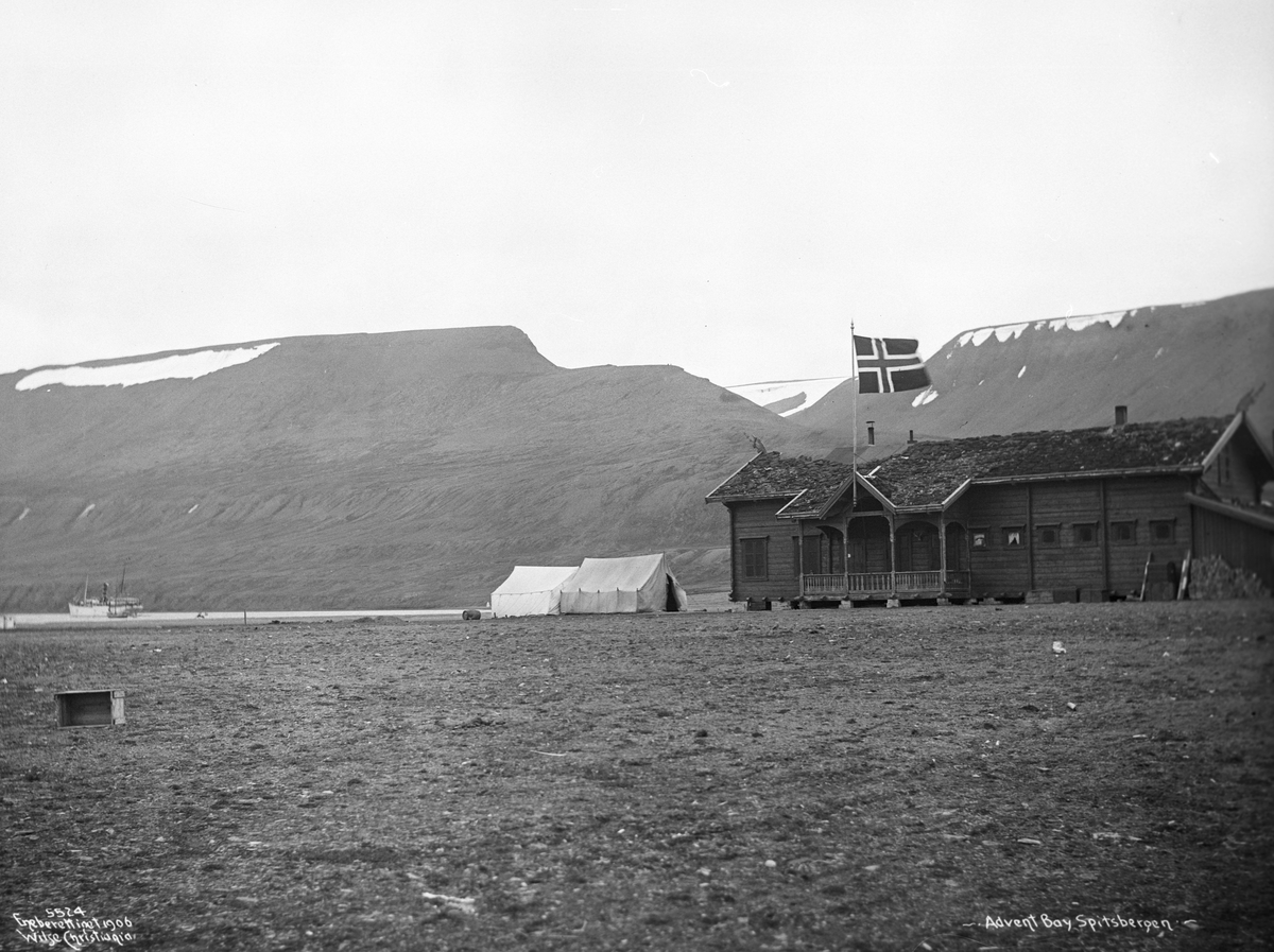 Advent Bay turisthytte i Adventfjorden. Fotografert 18. august 1906.