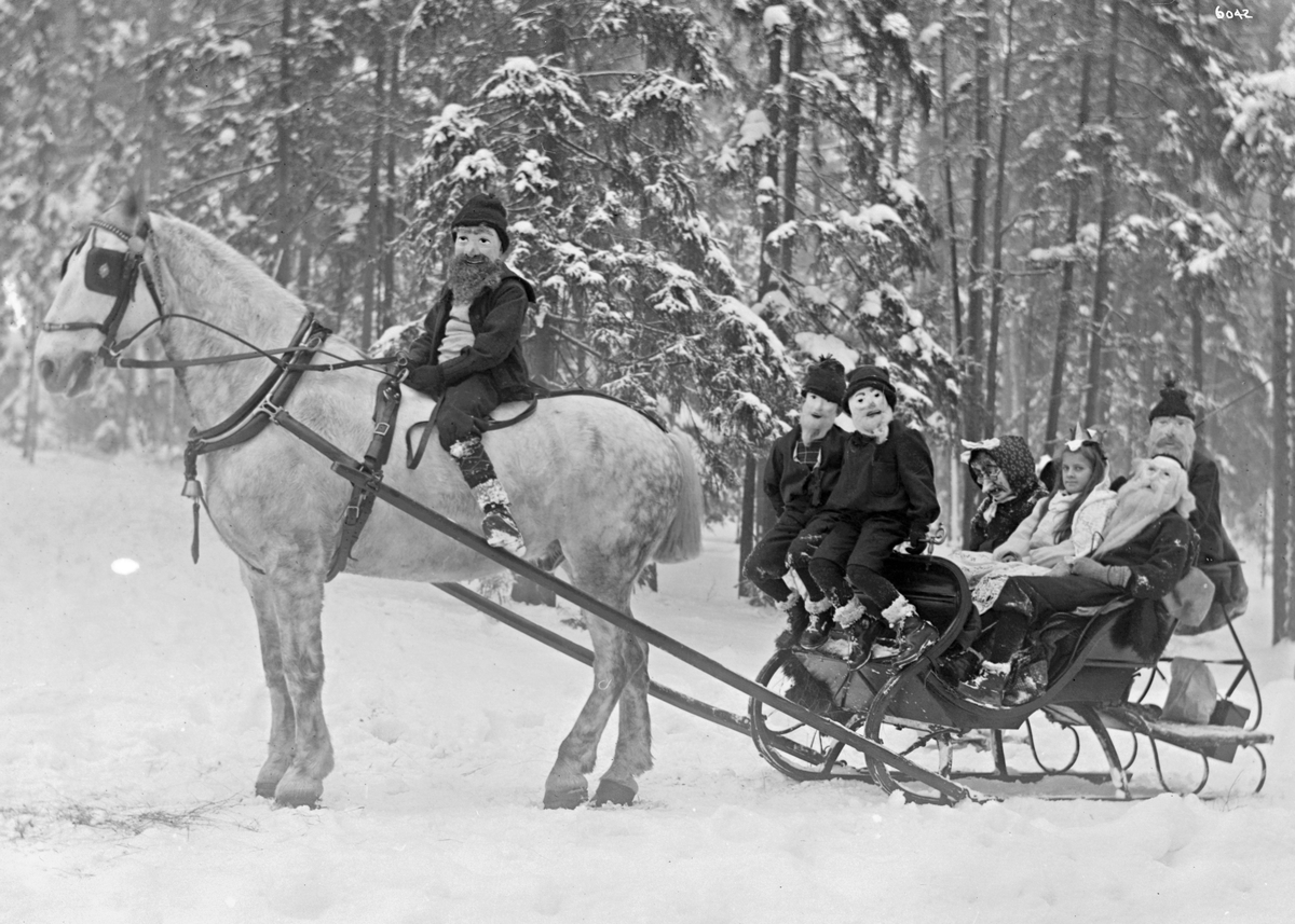 Barn spiller skuespillet Maias drøm ute i skogen. Her kjører skuespillerne i slede. Fotografert vinteren 1907.