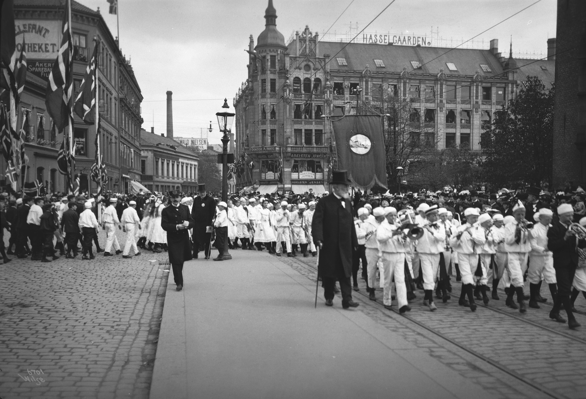 Jenter og gutter i hvite uniformer i barnetoget 17. mai. 1907.