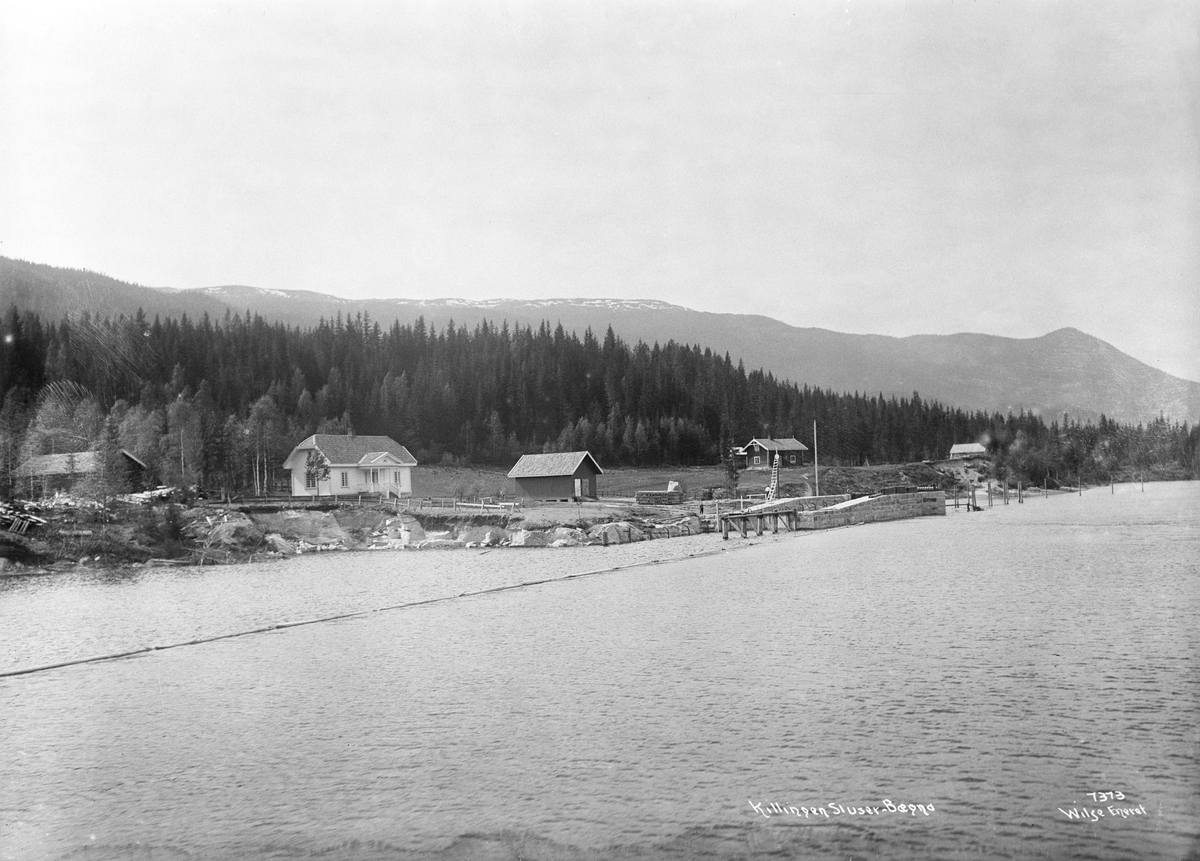 Killingstrømmen sluse (også kalt Killingen) ligger langs Begnaelva ved Ringmoen, Øvre Ådal, Ringerike. Fotografert i mai 1907.