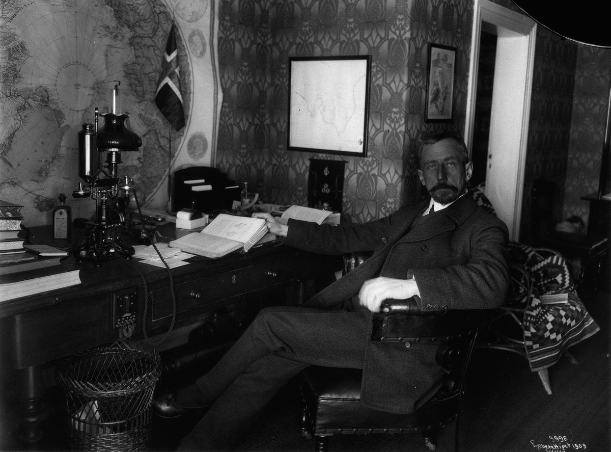 Roald Amundsen i sitt arbeidsværelse 7. mars 1909.