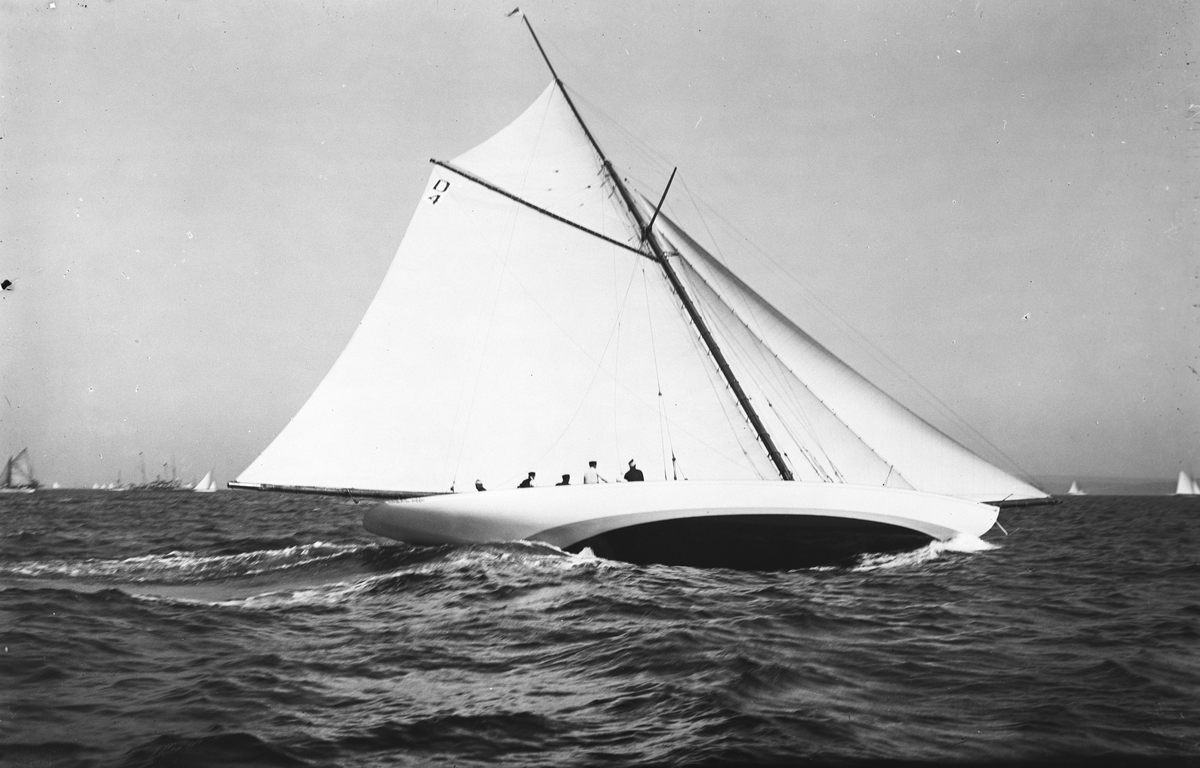 Seilbåter (D4) på tokt utenfor Horten under den internasjonale seilerkonkurransen Europauken, arrangert av Kongelig Norsk Seilforening, fra 16. til 19. juli 1914.