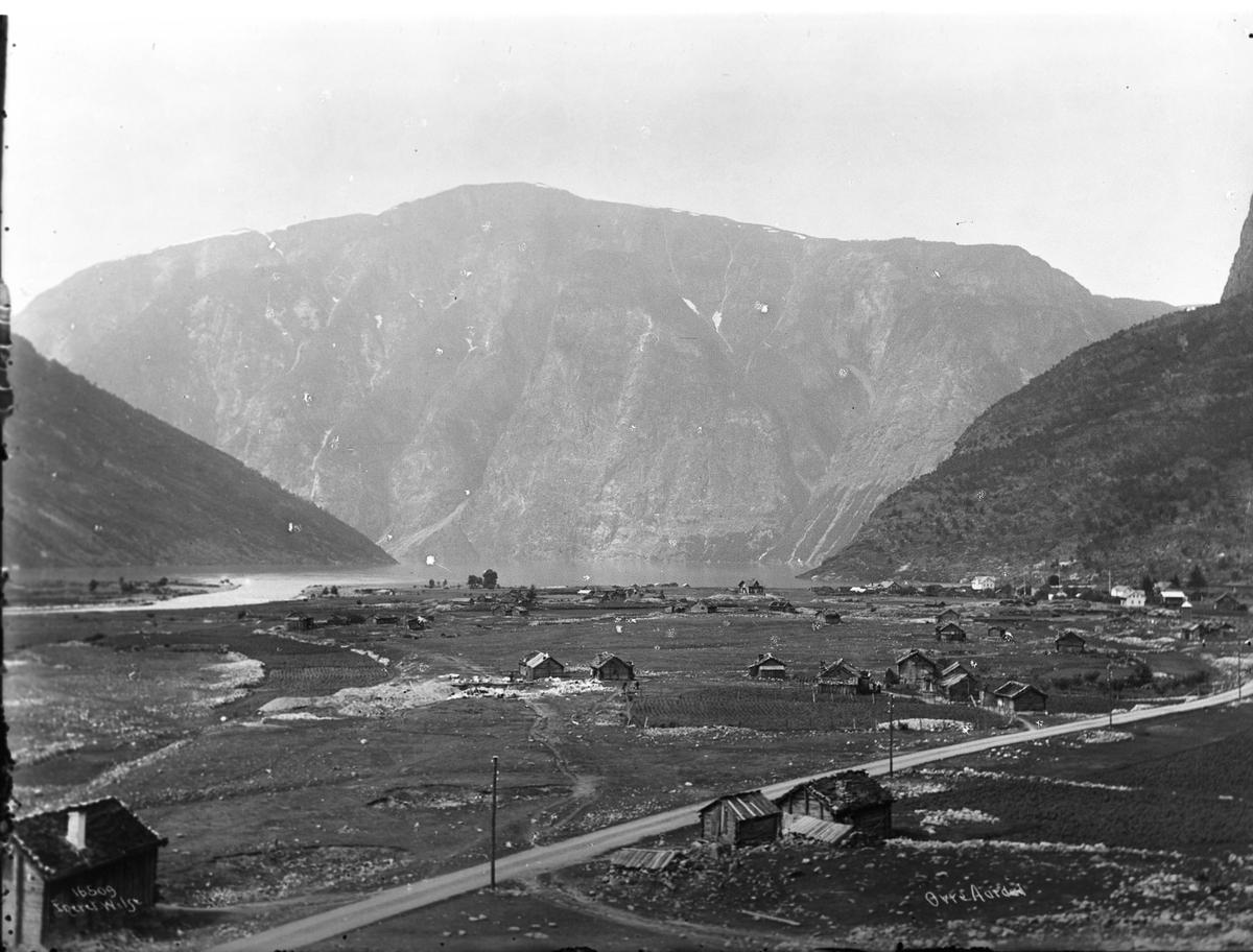 Utsikt over spredt bebyggelse i Øvre Årdal og Årdalsvatnet, 1914.