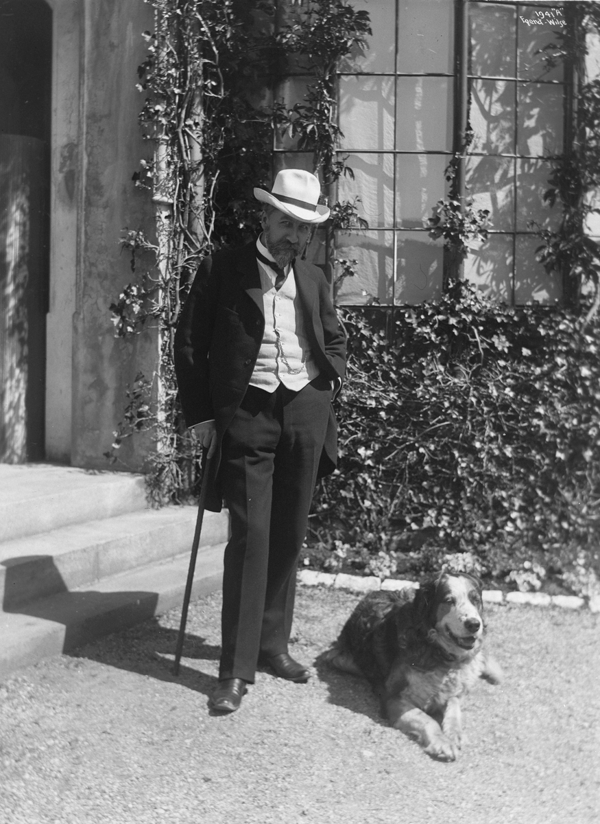Chr. Michelsen med sin hund ved Gamlehaugen 8/6 1910