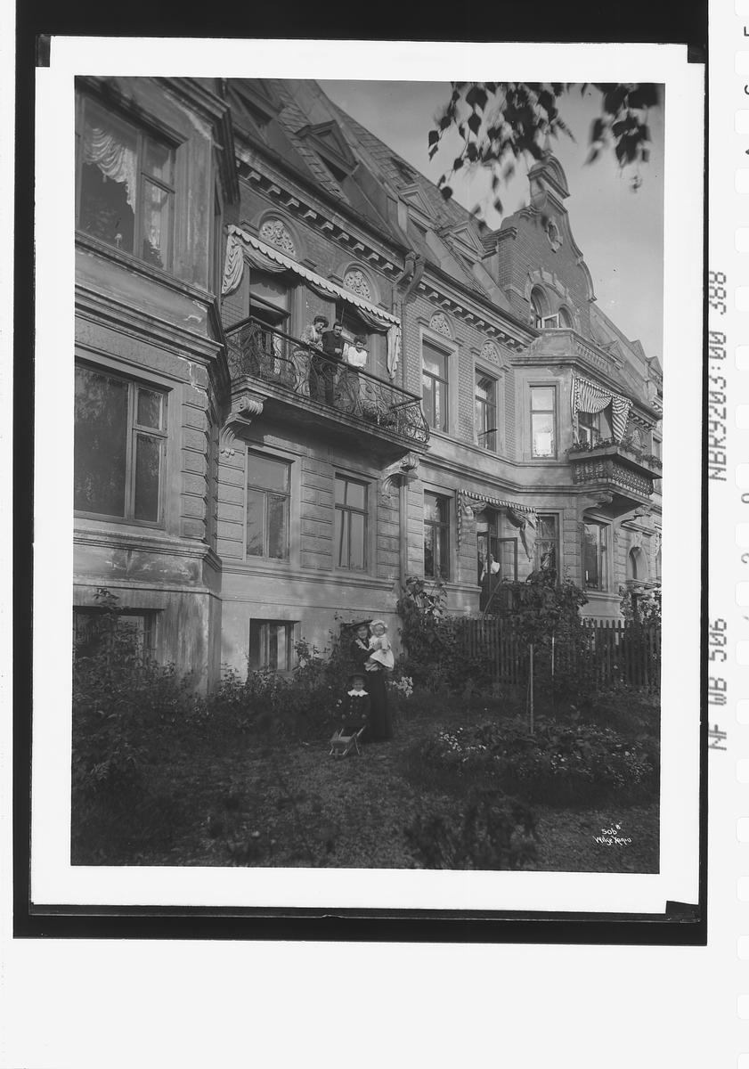 Holters bolig i Bjørn Farmannsgate.  Fasade med balkonger og forhage.