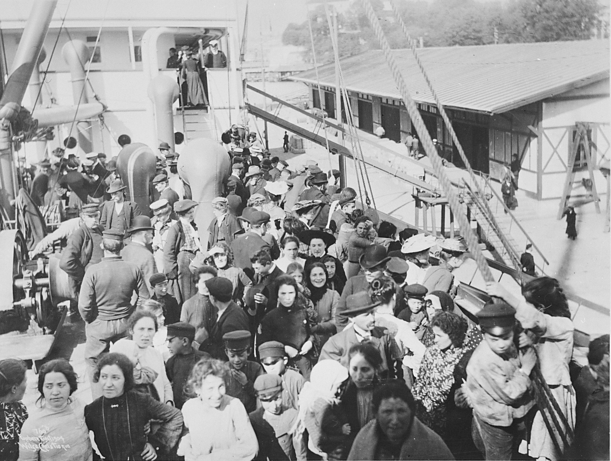 Dampskipet "Hellig Olav" ved kai, dekket er fullt av emigranter som håper på et bedre liv på den andre siden av Atlanterhavet.