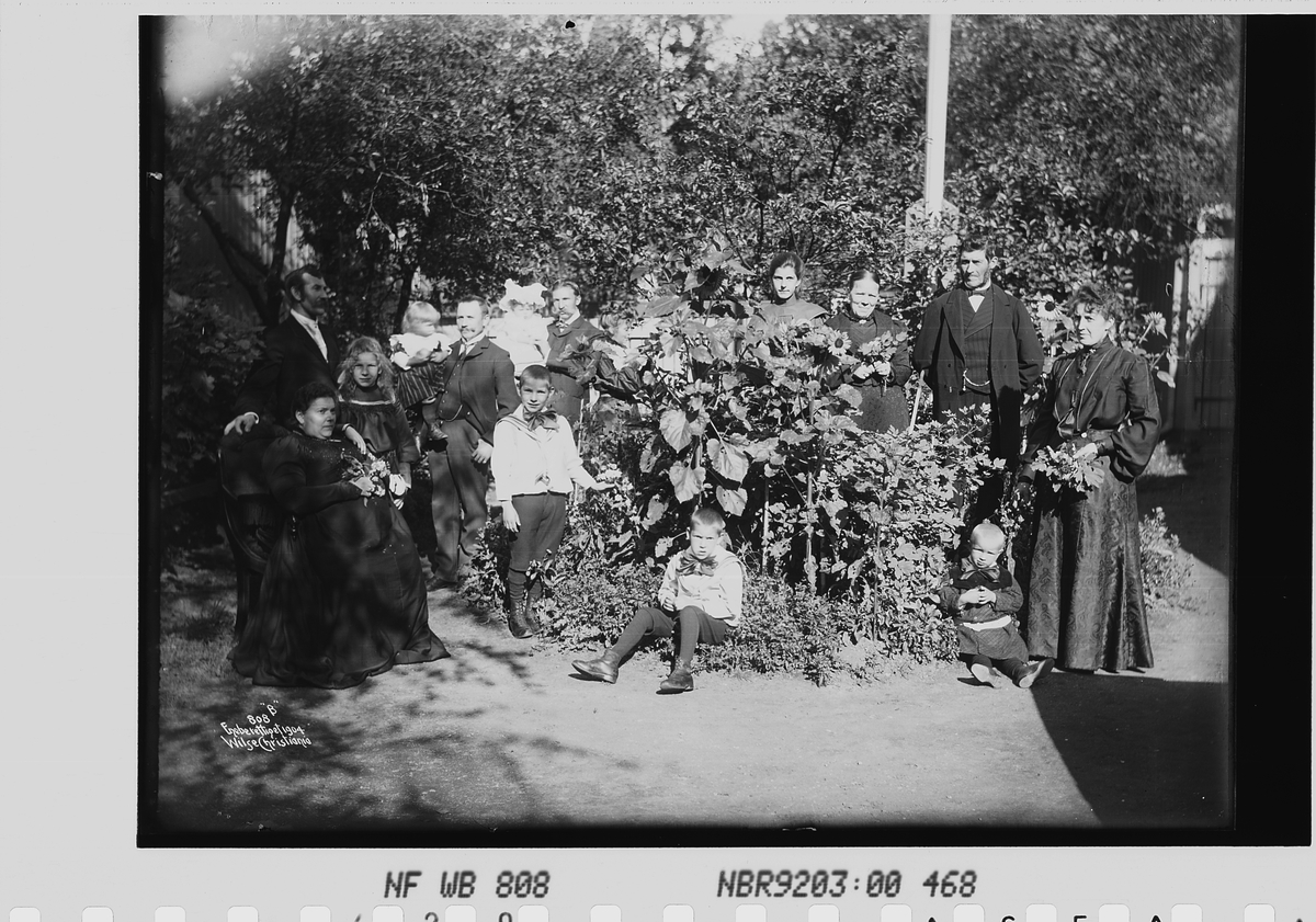 Familien samlet i hagen hos slakter Hansen i Ekebergveien 8.