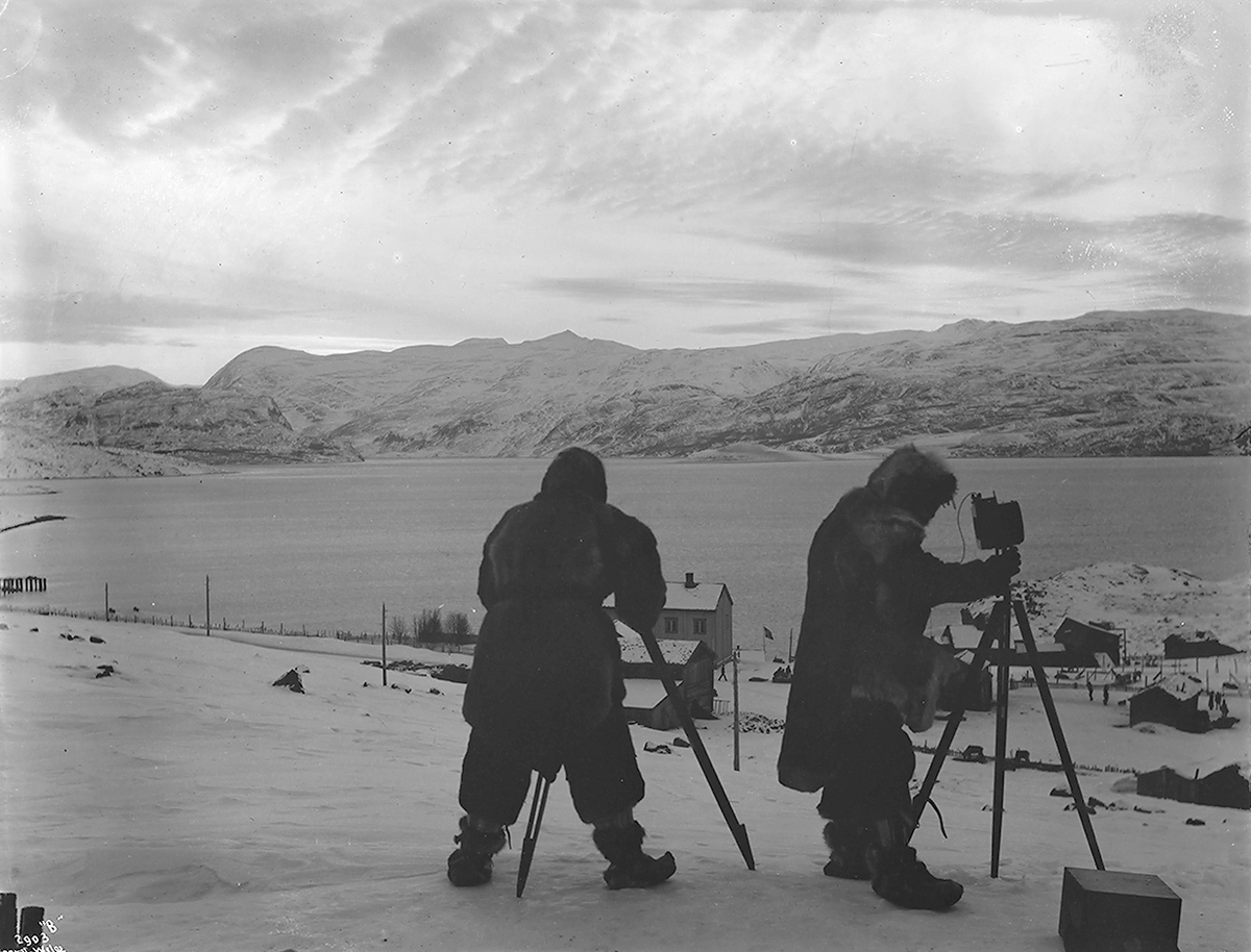 Nordlysfotografer i arbeid i fjellheimen.