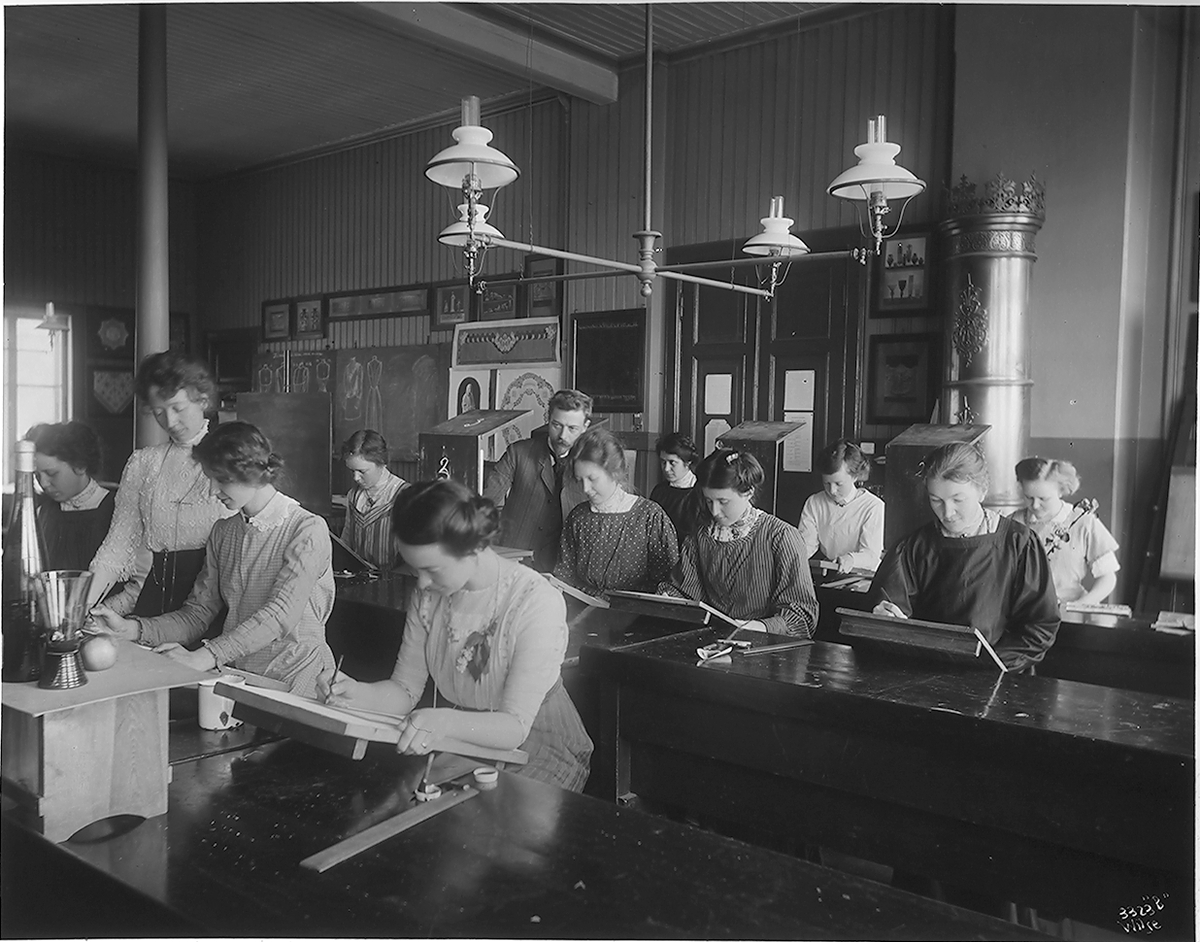 Tegneundervisning på Statens Kvinnelige Industriskole i Kristiania. Fotografert 1911.