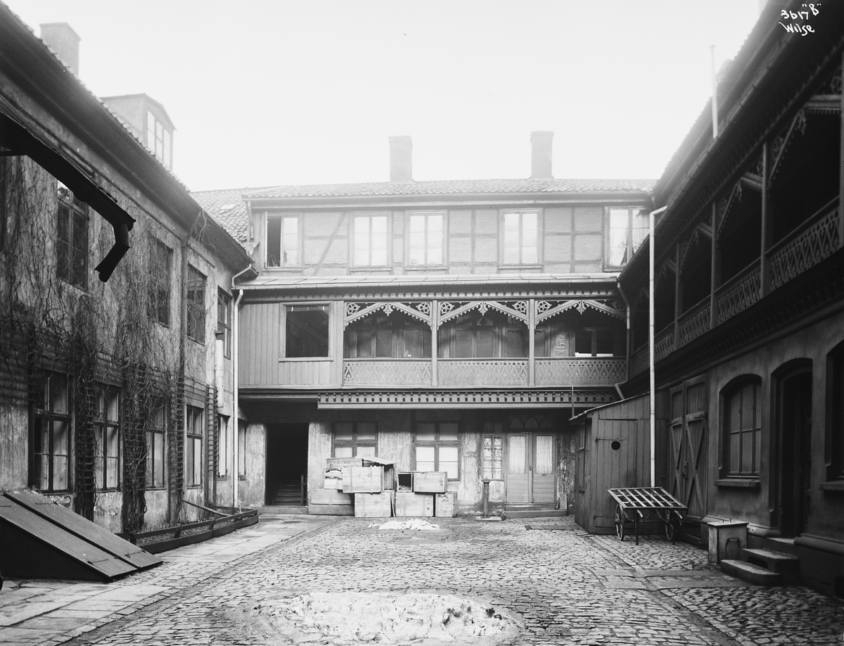 Bakgård til bygården i Oslo hvor Bellmonts pianolager holdt til. Fotografert 1912.