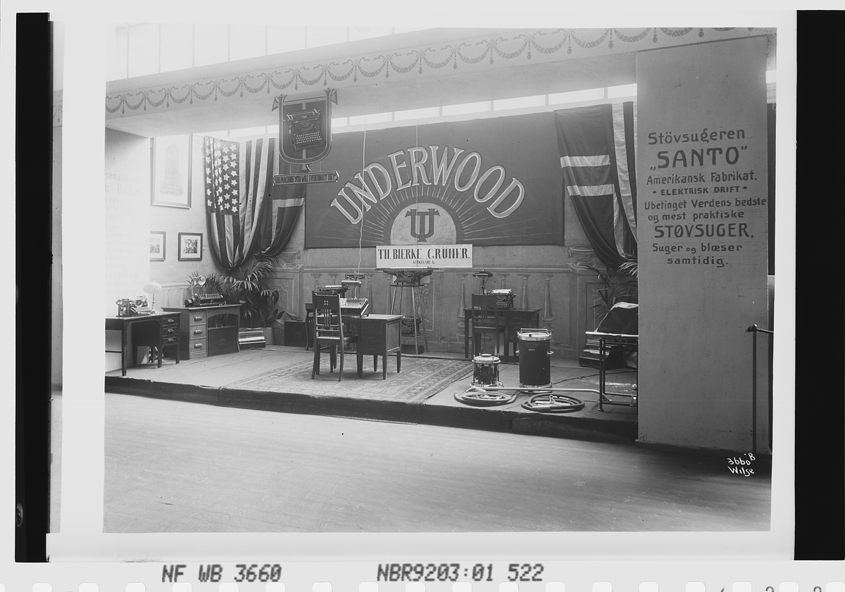 Th. Bjerke Grüner´s utstilling av Underwood skrivemaskiner og Santo støvsugere. Fotografert 1912.