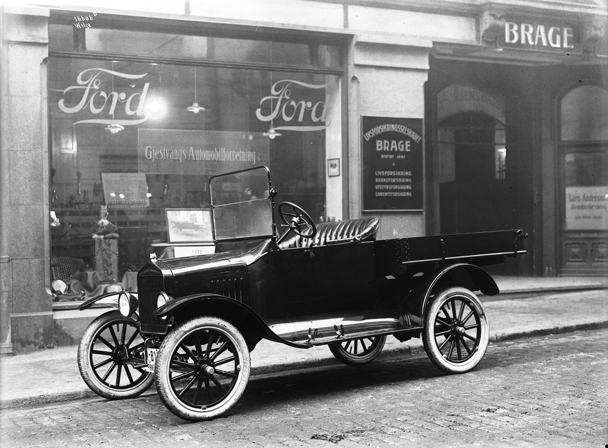 Gjestvang Automobilforretning AS, gammel Ford parkert foran forretningen.